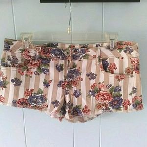 🎈3/$20 Bongo floral cut-off denim shorts